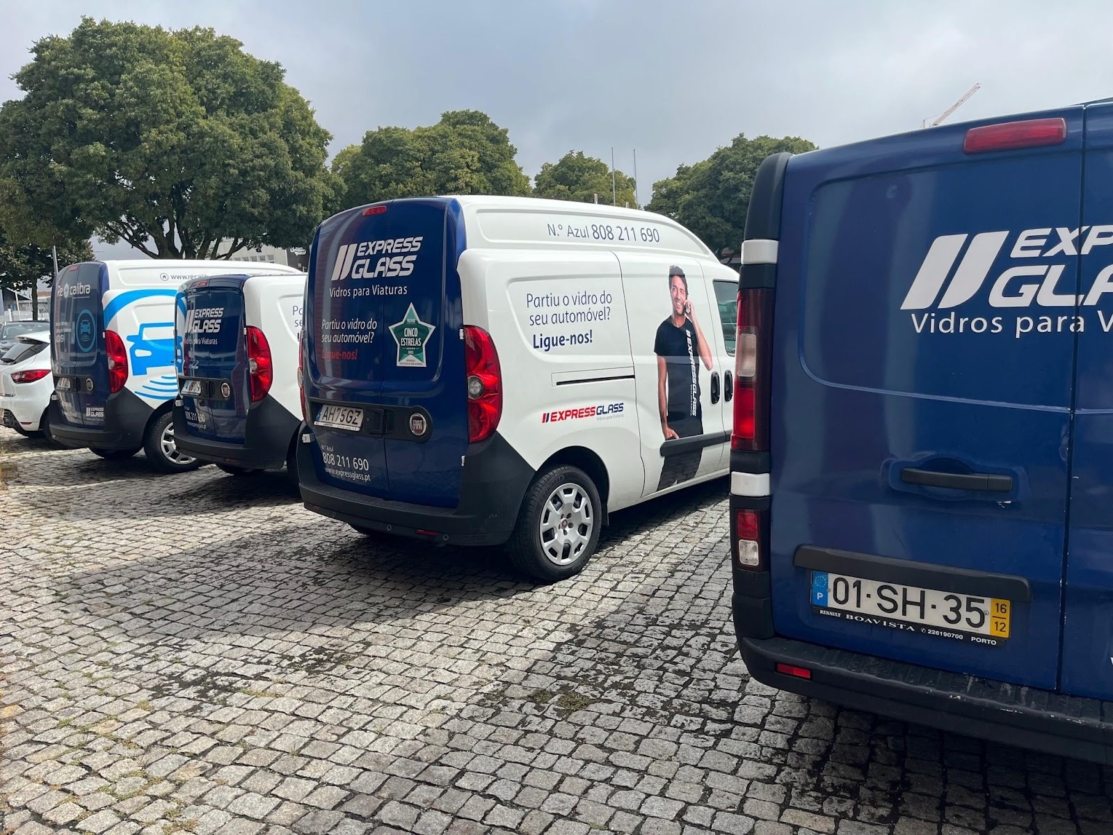 ExpressGlas Fahrzeuge auf Parkplatz